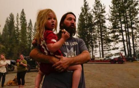 美国亚利桑那州山火持续燃烧 目前大火已烧毁超过5万公顷土地
