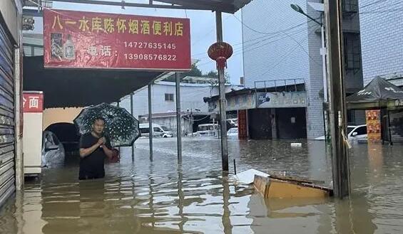 贵州多地暴雨降雨量近200毫米 消防员转移受困群众100余人