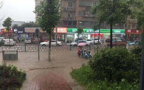 南昌暴雨围城降水超过100毫米 路段积水严重市民寸步难行