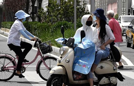 北京迎来今年首个高温天气 午后气温35℃伴有雷阵雨