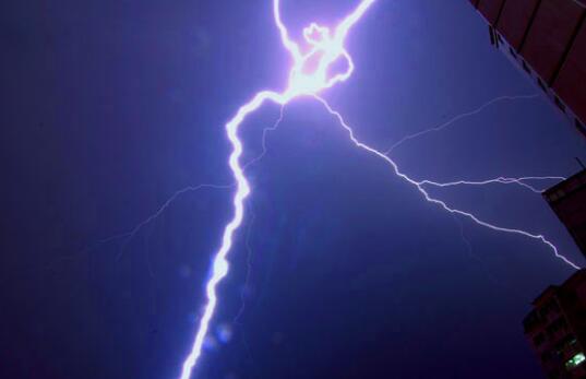 澳大利亚东南部遭恶劣天气侵袭 1人死亡超20万户家庭断电