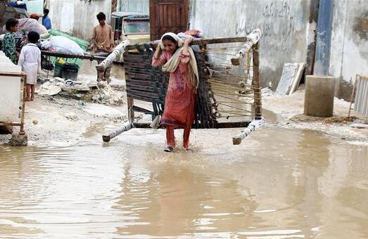 巴基斯坦暴雨致5人死亡6人受伤 当地多座桥梁被毁