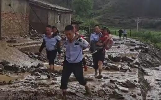 四川泸沽湖镇暴雨引发泥石流灾害 目前暂无人员伤亡