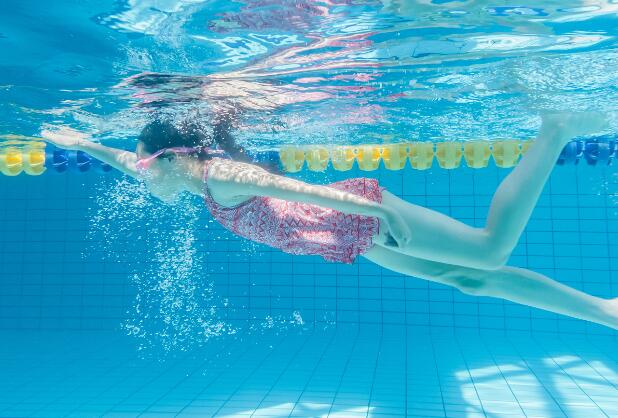 在游泳池游泳时能戴隐形眼镜吗 游泳的时候能不能戴隐形眼镜