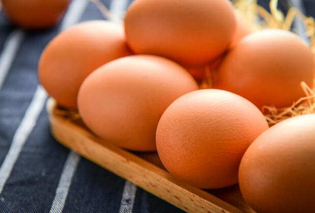 买回的散装鸡蛋放冰箱前要不要先洗一洗 生鸡蛋可以洗干净了放冰箱吗