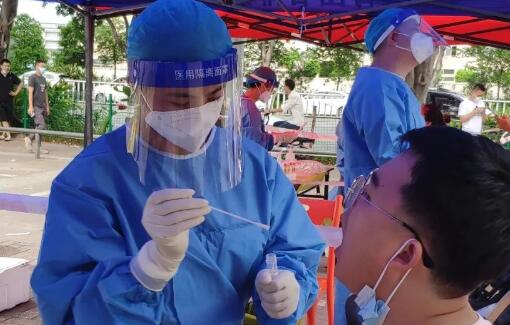 东莞女护士雨中抱着核酸样本箱奔跑 网友：向医护人员致敬
