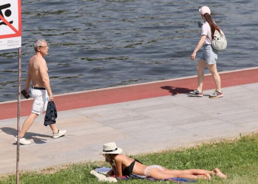 俄罗斯遭遇百年来罕见高温天气  圣彼得堡气温高达35.9℃