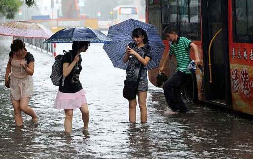 今日起辽宁开启暴雨模式 市民们外出要备好雨具