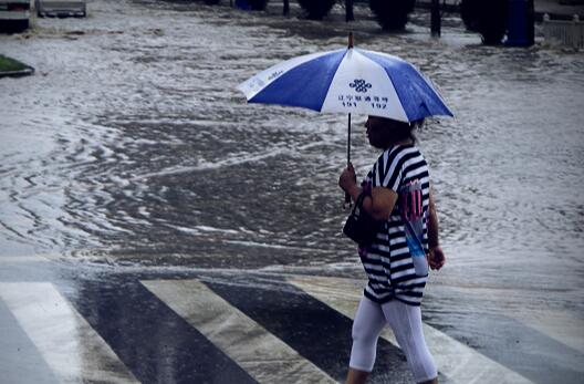 今日起辽宁开启暴雨模式 市民们外出要备好雨具