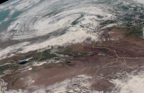 庞大低涡压来袭新疆出现大暴雨 多地发布冰雹和雷电预警