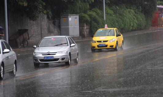重庆多地暴雨围城气温不超30℃  市民外出需带好雨具