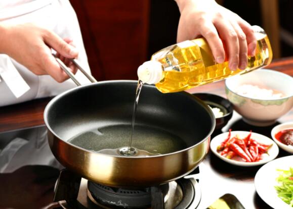 把食用油放在灶台边会怎么样 把食用油放在灶边好不好