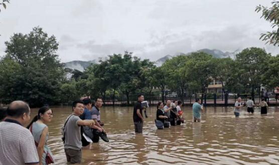 梅雨期湖北多地出现城市内涝 武汉发布了暴雨红色预警