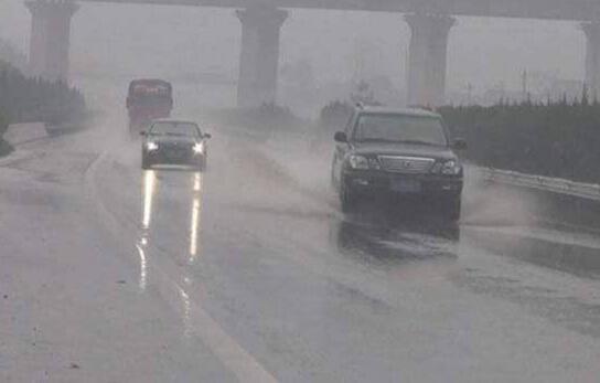 梅雨期湖北多地出现城市内涝 武汉发布了暴雨红色预警