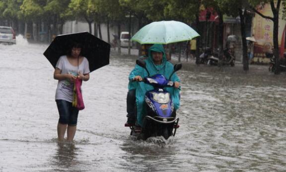 梅雨期湖北多地出现城市内涝 武汉发布了暴雨红色预警