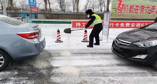 辽宁出现大范围强降雪 境内18条高速实行交通管制