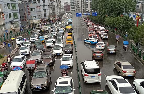 贵州多地发布城市内涝预警 贵阳安顺等地降雨量突破100毫米