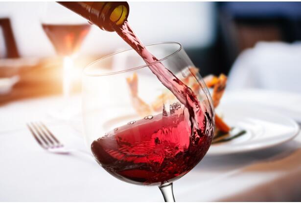 一般喝葡萄酒前摇晃酒杯是为了啥 喝红酒之前要先摇一下酒杯的原因