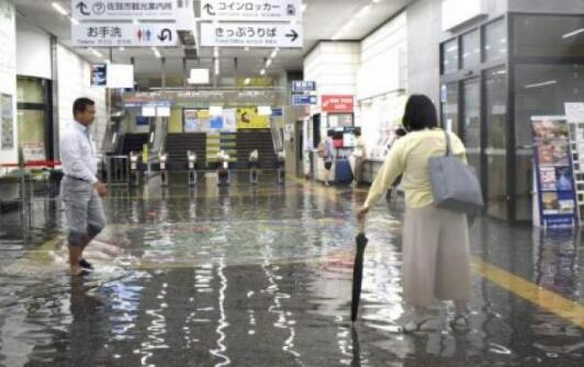 日本暴雨引发多地泥石流灾害 冲绳市政府下令疏散近1.6万人