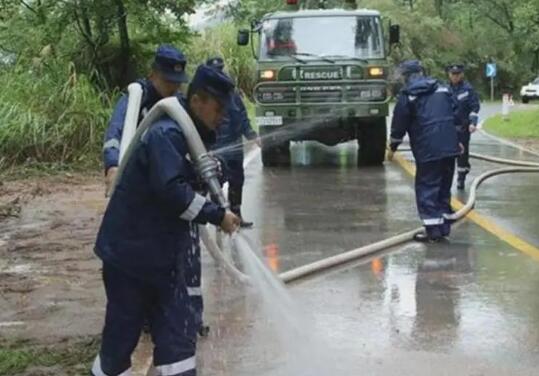 福建武夷山暴雨引发山体滑坡 消防紧急疏通道路无人员伤亡