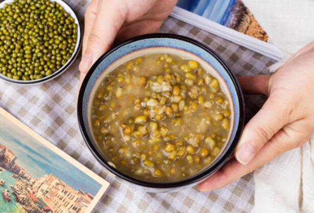 想煮出颜色碧绿的绿豆汤哪种做法正确 如何煮出绿色的绿豆汤