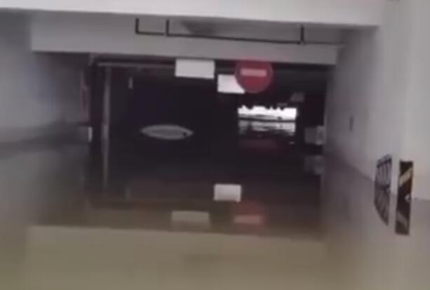 柳州强降雨致积水内涝两层车库被淹 至少几十辆车被泡