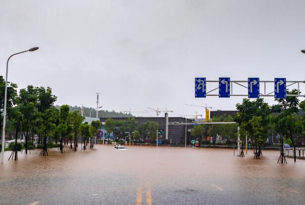 柳州强降雨致积水内涝两层车库被淹 至少几十辆车被泡