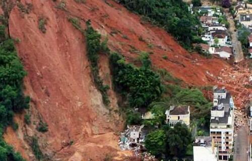 福建武夷山暴雨引发山体滑坡 消防紧急疏通道路无人员伤亡