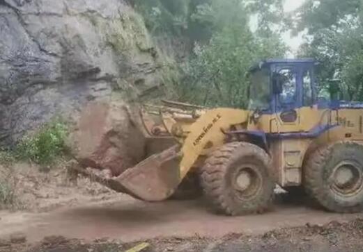 福建武夷山暴雨引发山体滑坡 消防紧急疏通道路无人员伤亡