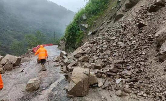暴雨致云南贡山县一路段交通中断 目前已经交通管制抢通时间待定