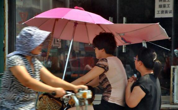 广东延续炎热天气多地35℃+ 局地午后伴有短时雷阵雨