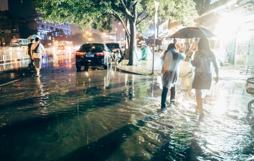 安徽多地遭遇强降雨侵袭 合肥等多条街道变泽国