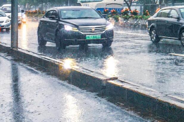 阜阳今上午暴雨致多路段积水影响交通 部分路段交通管制出行提前了解
