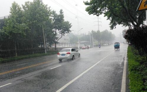 南京瞬间白昼变黑夜 市气象台已升级发布暴雨黄色预警