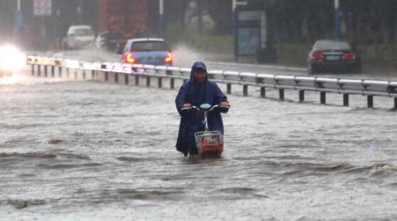 今早南京多地暴雨围城 局地伴有8到9级雷暴大风