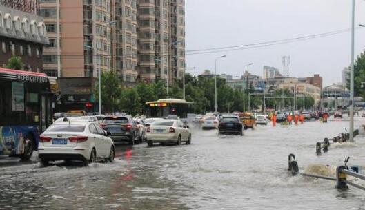 安徽暴雨多地水深超过1米 十余辆轿车被水淹没至车顶