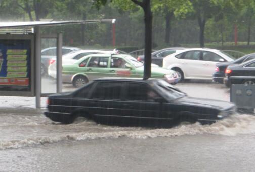 上海暴雨白昼如黑夜 上海暴雨大风雷电三预警齐发