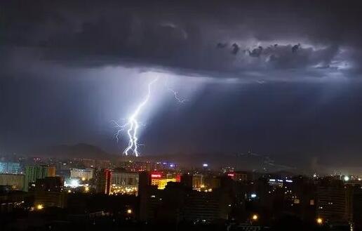 今早南京多地暴雨围城 局地伴有8到9级雷暴大风