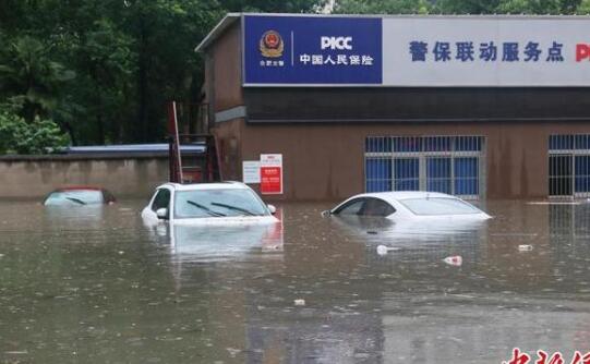 安徽暴雨多地水深超过1米 十余辆轿车被水淹没至车顶