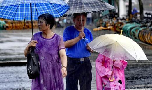 南京瞬间白昼变黑夜 市气象台已升级发布暴雨黄色预警