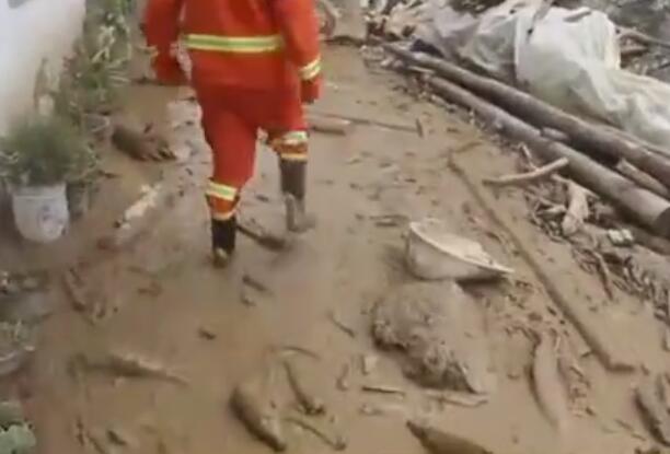 四川暴雨致木里项脚沟流域7条支沟齐发泥石流 乡村道路受损37公里