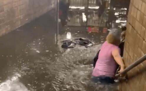 纽约暴雨围城地铁秒变“水帘洞” 官方回应令人扎心