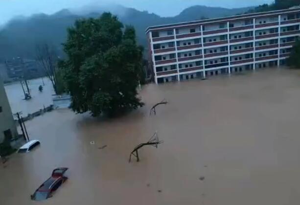 暴雨积水开车注意什么 暴雨天气车辆如何涉水驾驶