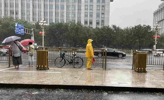 北京暴雨围城 市内中小学幼儿园停止返校活动