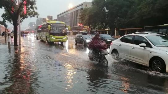 北京暴雨如注31条公交线路停运 首都机场航班大面积取消