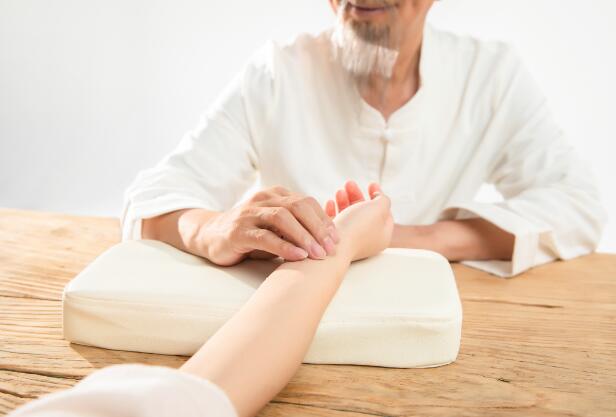 我国传统医学望闻问切中的切是指什么 中医里的望闻问切是什么意思