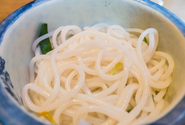哪道美食是云南的特色小吃 云南的特色美食是过桥米线还是酸辣米线