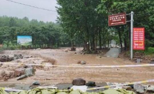 河南焦作暴雨引发洪涝多车被冲走 男子洪水中救出被困人员