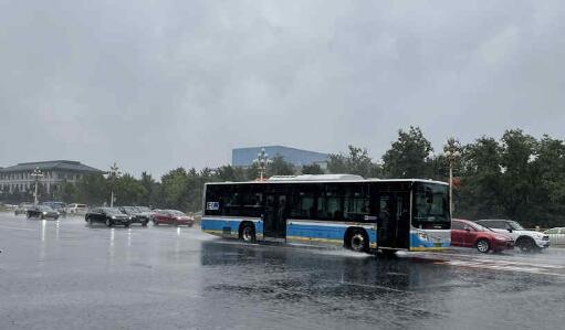 北京暴雨围城 市内中小学幼儿园停止返校活动