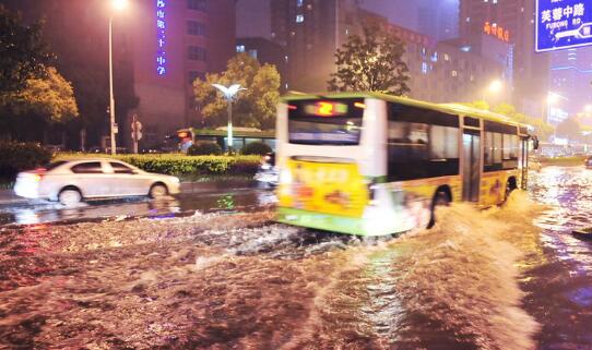 华北东北等地持续大暴雨天气 长沙南昌等南方多地气温32℃以上